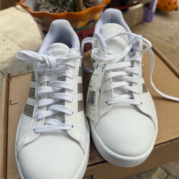 Adidas White and Gray Sneakers Classic Design - Picture 2 of 4